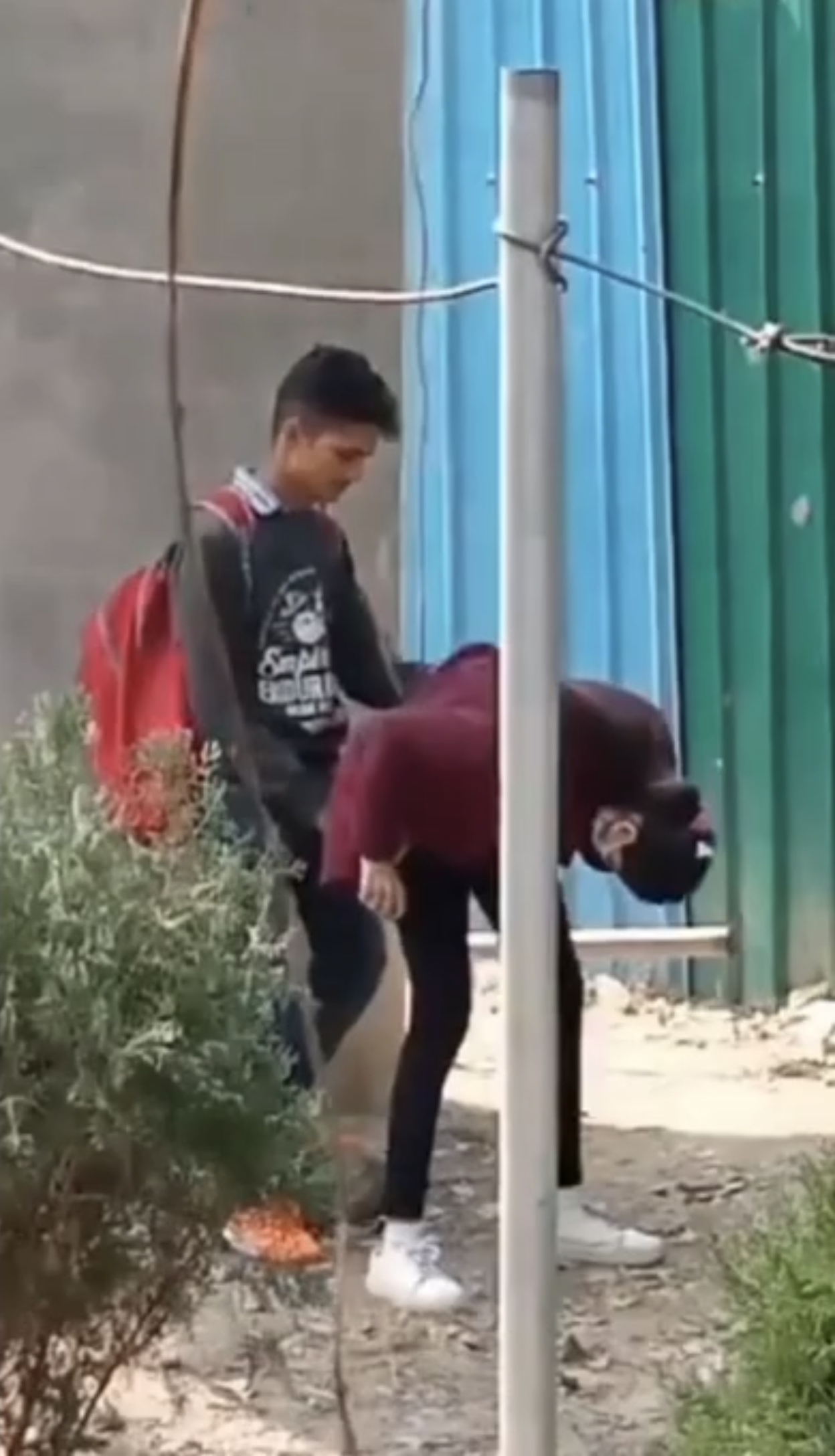 Desi ladki ko bahar jhukakar free yoga sikhaya